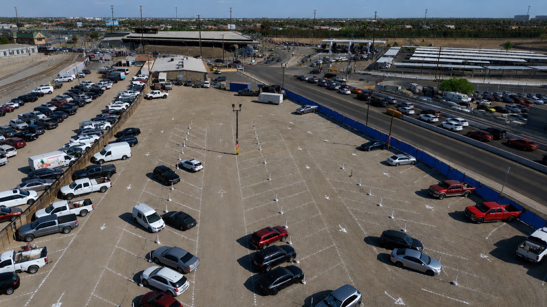 Entrada del lote de Park Calexico con sus lonas y la garita de Calexico al fondo